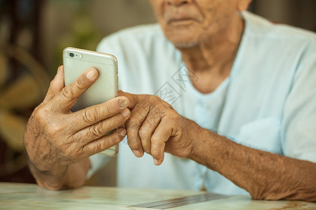 老年人玩手机游戏_老人玩手机好游戏叫什么_六十岁老人玩手机游戏好吗