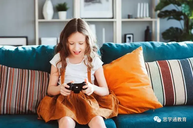 幼儿躲闪手机游戏-手机游戏：父母沉迷影响孩子，如何改变？